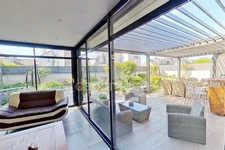 Dpt Côtes-d’Armor (22), à vendre GUINGAMP 22200 - Maison contemporaine T6 161,56 m² - Vie de plain-pied - Véranda 45 m² - Pergola bioclimatique - 2 garages - Terrain 609 m²