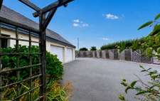 Dept Cotes d'Armor (22) - for sale - PLEUMEUR-BODOU - House T10 – 245 m² - 7 bedrooms - Land 1,661 m² - Double garage - Independent apartment.
