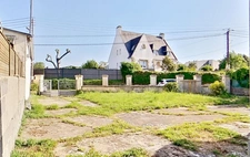 Dpt Côtes-d’Armor (22), à vendre PAIMPOL – Secteur Lanvignec – Maison à reprendre – 65 m² de plain-pied – T3 – 2 chambres – Combles 56 m² au sol – Terrain – 2 dépendances – Centre et port proches