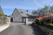 Dpt Côtes-d’Armor (22), à vendre GUINGAMP 22200 - Maison contemporaine T6 161,56 m² - Vie de plain-pied - Véranda 45 m² - Pergola bioclimatique - 2 garages - Terrain 609 m²