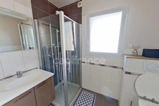 Dpt Côtes-d’Armor (22), à vendre GUINGAMP 22200 - Maison contemporaine T6 161,56 m² - Vie de plain-pied - Véranda 45 m² - Pergola bioclimatique - 2 garages - Terrain 609 m²