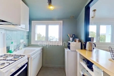 A VENDRE -Exclusivité - Saint-Quay-Portrieux (22) - centre -T2 bis, espace nuit cabine, cave 10 m², vue mer - 32,41 m² Carrez - 48 m² utiles - plage et commerces à pied - station balnéaire.