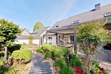 Dpt Côtes-d’Armor (22), à vendre GUINGAMP 22200 - Maison contemporaine T6 161,56 m² - Vie de plain-pied - Véranda 45 m² - Pergola bioclimatique - 2 garages - Terrain 609 m²