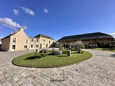 VALAMBRAY, CALVADOS (14) – STONE FARMHOUSE WITH OVER 1,000 M² OF OUTBUILDINGS, STABLES AND BARNS, SET IN ALMOST 1.5 HECTARES)