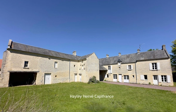 Maison en pierre avec 4 chambres, dépendance et ancien pigeonnier sur terrain de plus de 2 000 m² à vendre à Le Fresne-Camilly (14) – à 15 minutes de Caen et de la mer