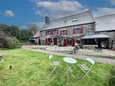 Maison en pierre de 244 m2 habitables avec chambres d'hôtes et 8500 m2 terrain à vendre CHAMP DU BOULT (14)
