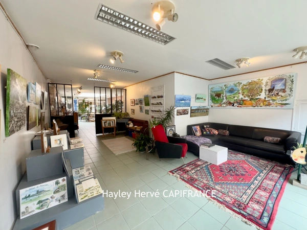 Immeuble centre ville MORTAIN (50) à vendre – 178M2 - Local commercial et appartement avec garage