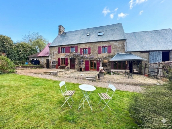 Maison en pierre de 244 m2 habitables avec chambres d'hôtes et 8500 m2 terrain à vendre CHAMP DU BOULT (14)