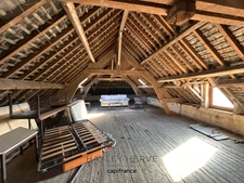 VALAMBRAY, CALVADOS (14) – STONE FARMHOUSE WITH OVER 1,000 M² OF OUTBUILDINGS, STABLES AND BARNS, SET IN ALMOST 1.5 HECTARES)