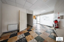 Commercial premises/office and apartment for sale in Dijon (21), Transvaal area, with excellent visibility.