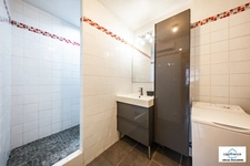 Commercial premises/office and apartment for sale in Dijon (21), Transvaal area, with excellent visibility.