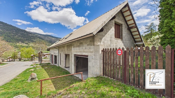 LA SALLE-LES-ALPES – 4 GARAGES +198 m² DE STOCKAGE – PRODUIT RARE