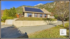 Maison lumineuse de 180 m² au sol – Jardin, garage, sous-sol – Briançon
