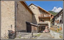 VAL-DES-PRÉS – MAISONNETTE ENTIÈREMENT RÉNOVÉE AVEC GARAGE ET EXTÉRIEUR