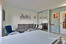 Studio avec balcon et garage – Saint-Priest Village, à deux pas du Château