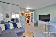 Studio avec balcon et garage – Saint-Priest Village, à deux pas du Château