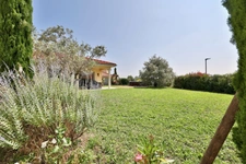 Maison familiale de plain-pied – 5 chambres – Double garage – Terrain de 1 000 m² – DPE B – 