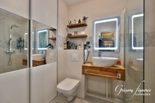 Appartement avec balcon (garage en option) – Saint-Priest Village, à deux pas du Château