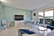 Appartement avec balcon (garage en option) – Saint-Priest Village, à deux pas du Château