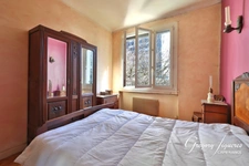 Maison familiale avec terrasse, terrain et deux logements – 152 m²