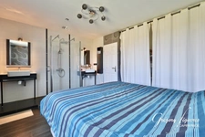 Maison familiale de plain-pied – 5 chambres – Double garage – Terrain de 1 000 m² – DPE B – 
