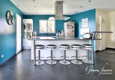 Maison familiale de plain-pied – 5 chambres – Double garage – Terrain de 1 000 m² – DPE B – 