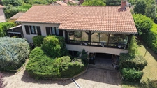 CHAPONOST – Élégante maison familiale avec possibilité de deux logements indépendants – Terrain de 802 m²