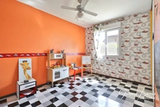 Maison familiale de plain-pied – 5 chambres – Double garage – Terrain de 1 000 m² – DPE B – 