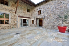 Exceptional house with rare amenities in the Monts du Lyonnais