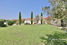 Maison familiale de plain-pied – 5 chambres – Double garage – Terrain de 1 000 m² – DPE B – 