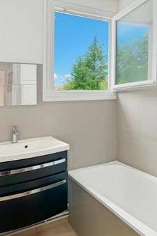 Appartement traversant et lumineux T3 de 55 m² – Proche Cours Fauriel, au calme et à proximité immédiate de toutes les commodités !