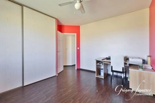 Maison familiale de plain-pied – 5 chambres – Double garage – Terrain de 1 000 m² – DPE B – 