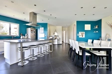 Maison familiale de plain-pied – 5 chambres – Double garage – Terrain de 1 000 m² – DPE B – 