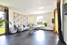 Maison familiale de plain-pied – 5 chambres – Double garage – Terrain de 1 000 m² – DPE B – 