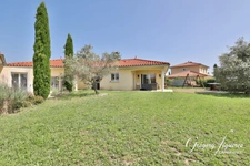 Maison familiale de plain-pied – 5 chambres – Double garage – Terrain de 1 000 m² – DPE B – 