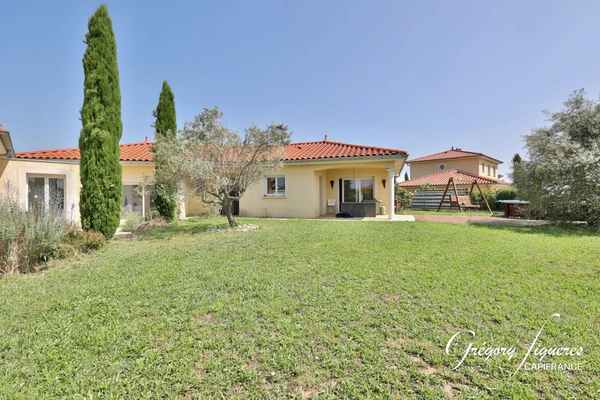Maison familiale de plain-pied – 5 chambres – Double garage – Terrain de 1 000 m² – DPE B – 