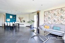 Maison familiale de plain-pied – 5 chambres – Double garage – Terrain de 1 000 m² – DPE B – 