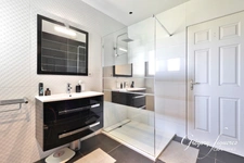 Maison familiale de plain-pied – 5 chambres – Double garage – Terrain de 1 000 m² – DPE B – 