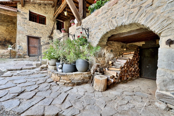DOMAINE DE CHARME DU XIXᵉ SIÈCLE – 220 m² – MONTS DU LYONNAIS