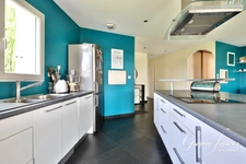 Maison familiale de plain-pied – 5 chambres – Double garage – Terrain de 1 000 m² – DPE B – 