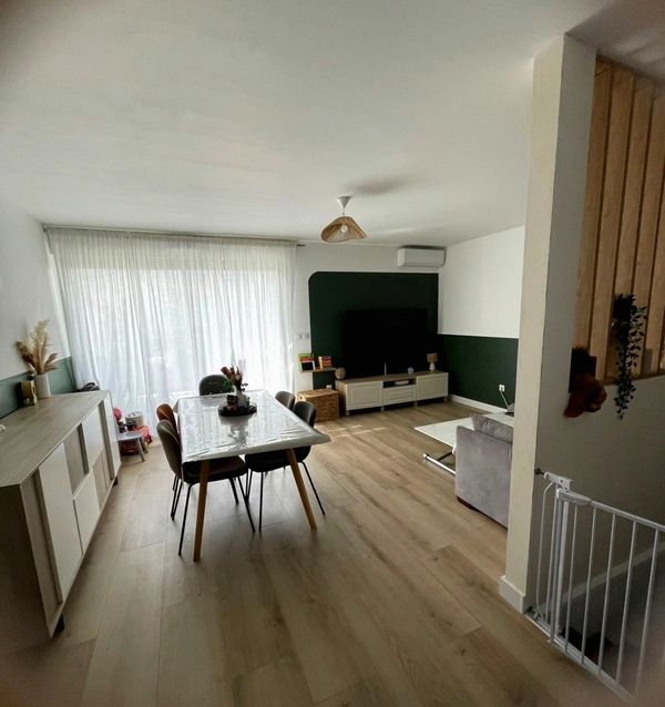 MONTPELLIER (34) Ovalie – Duplex 3 pièces avec terrasse, 2 parkings, climatisation – Résidence récente 2010 – Aucun travaux