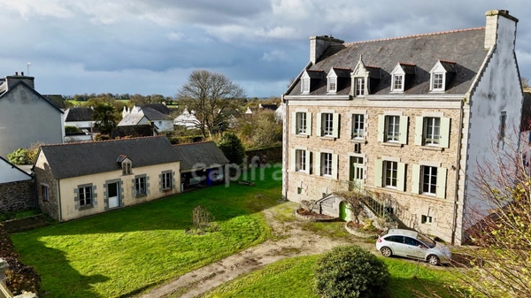 Magnifique propriété à vendre 13 pièces MAEL CARHAIX (22)