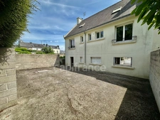 EXCLUSIVITÉ - CENTRE VILLE - NEO BRETONNE SUR CAVE - EN IMPASSE AVEC JOLI JARDIN CLOS ET GRANDE TERRASSE