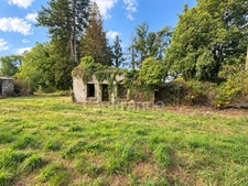 EXCLUSIVITÉ - TERRAIN AVEC HANGAR ET RUINE À TREBRIVAN 