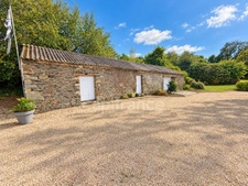 Propriété à vendre 8 pièces avec terrain et dépendances en périphérie de Carhaix-Plouguer