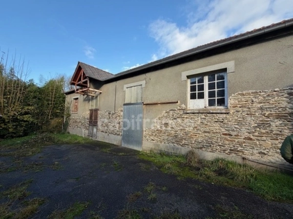 EXCLUSIVITÉ - ENTREPOT / HANGAR / BUREAUX - CARHAIX PLOUGUER (29)