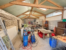 Propriété à vendre 8 pièces avec terrain et dépendances en périphérie de Carhaix-Plouguer