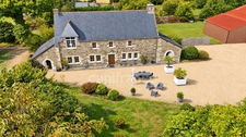 Propriété à vendre 8 pièces avec terrain et dépendances en périphérie de Carhaix-Plouguer