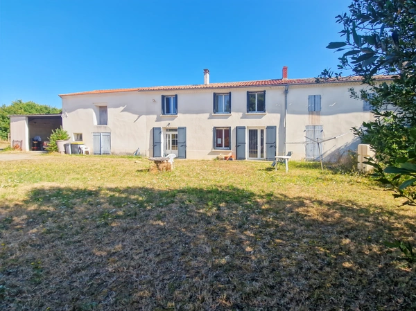 Maison à vendre 6 pièces proche de SAINT MARD (17)- Dépendances et terrain 3 900 m²