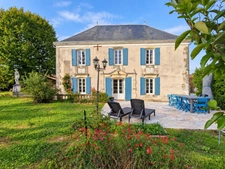 Propriete à vendre 8 pièces proche de SURGERES (17) 245 m² habitables - terrain 5 000 m² - Grandes dépendances